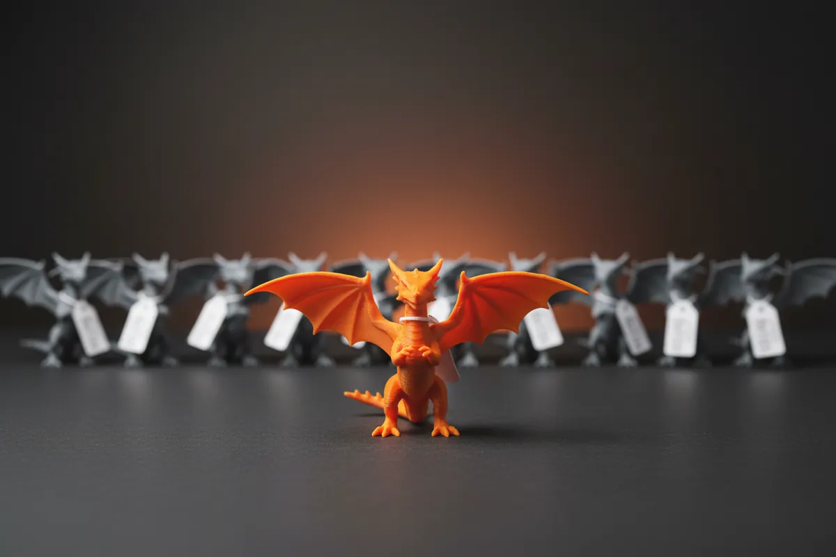 Ein oranger 3D-gedruckter Drache steht im Vordergrund, dahinter eine Reihe identischer grauer Kopien mit Preisschildern (KI-generiertes Symbolbild)