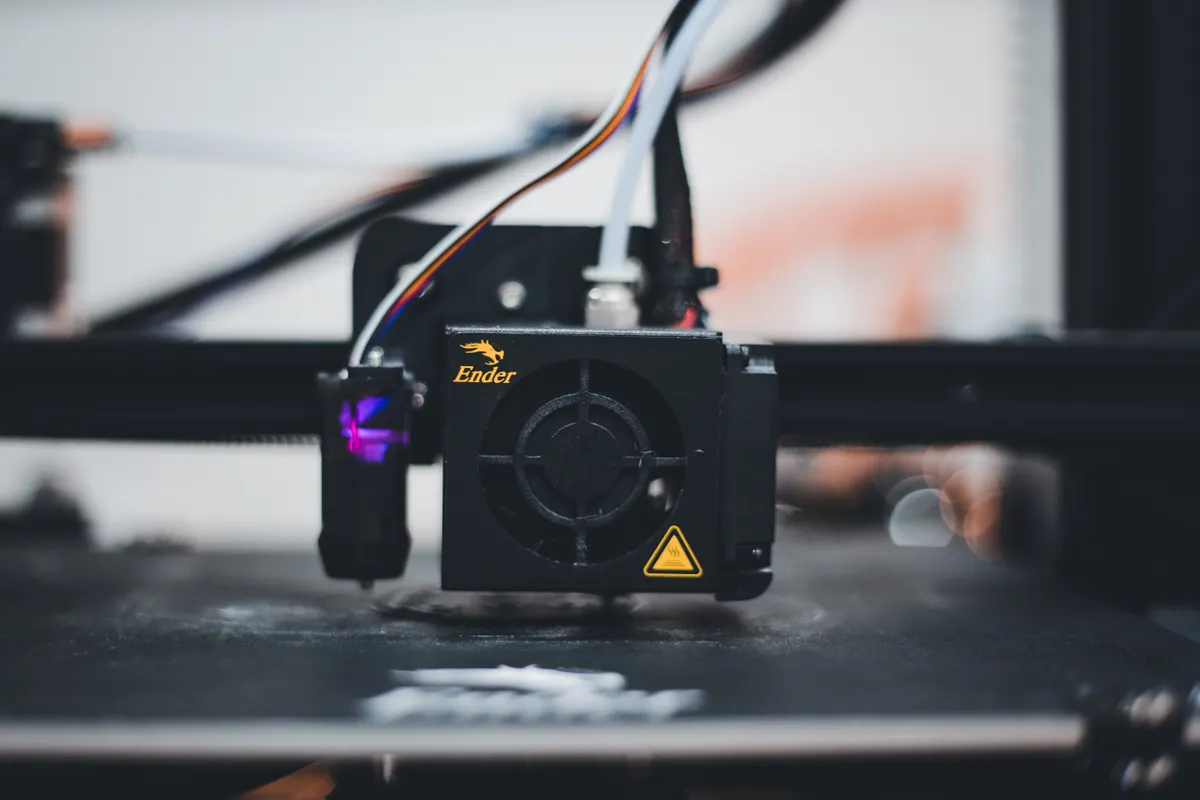 Nahaufnahme einer 3D-Drucker-Düse beim Drucken der ersten Schichten